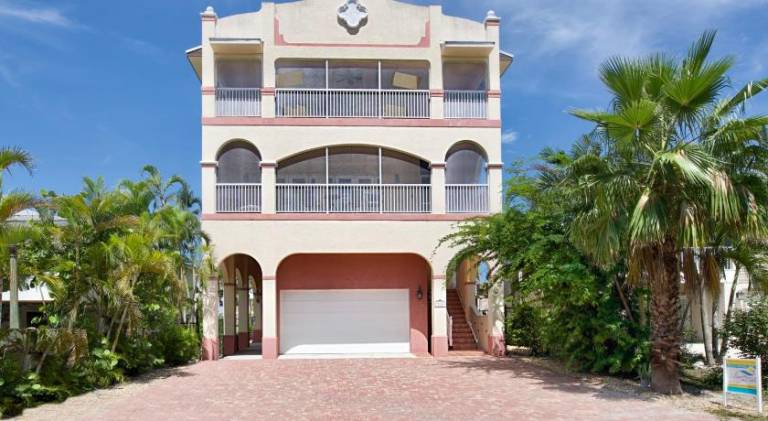 Spacious vacation home with pool & jacuzzi | Next to the beach | Pets allowed in Fort Myers Beach, FL