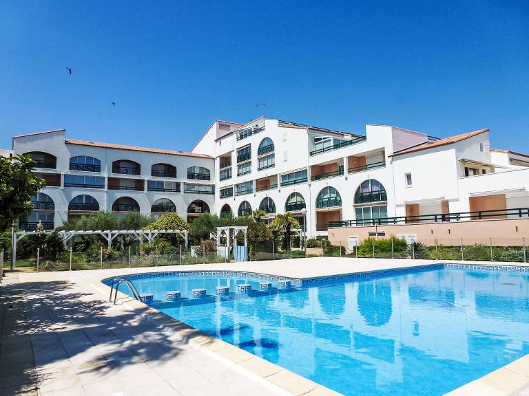 Holiday apartment with terrace & pool | Suitable for remote work in Nîmes