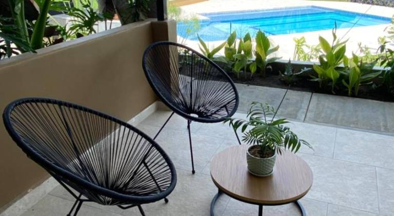 House with yard, pool & patio — photo 5