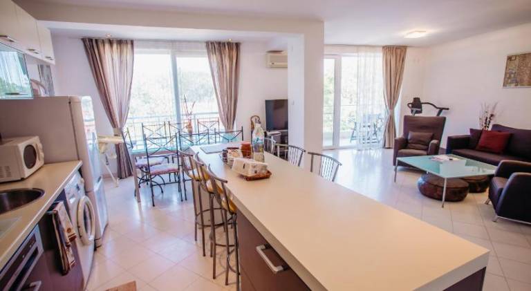 Serviced apartment with BBQ, yard & pool — photo 4