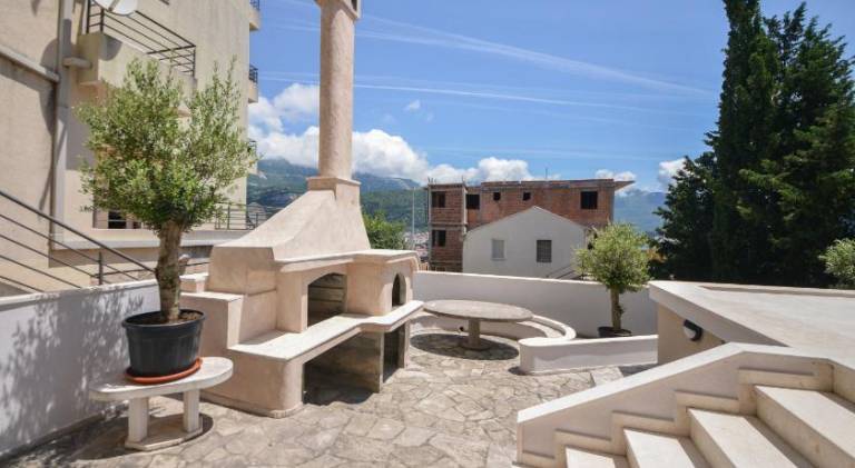 Holiday apartment with patio & garden — photo 4