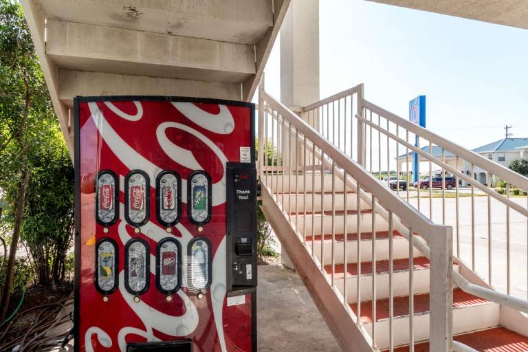 Motel 6 Seguin, TX — photo 5