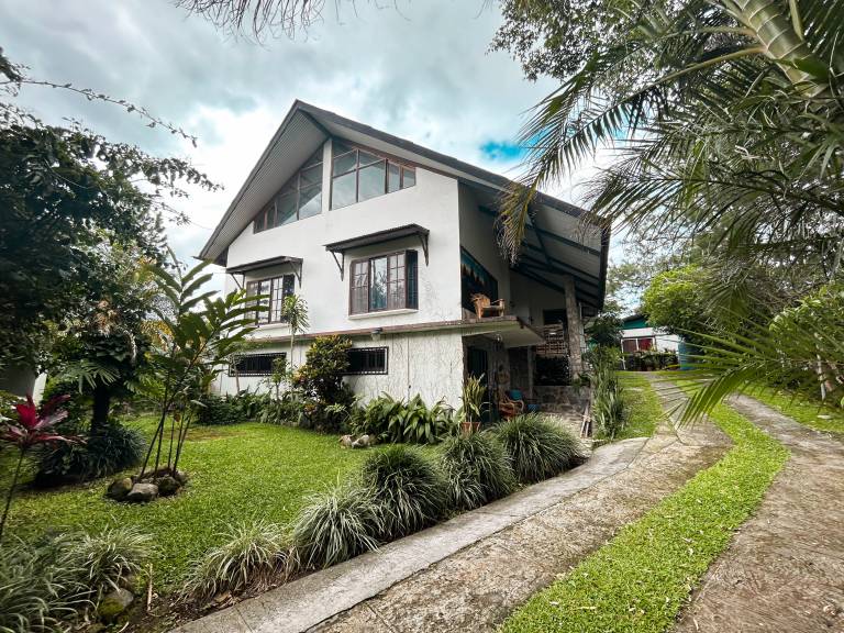 Apartment with barbeque, yard & patio in Alto Boquete