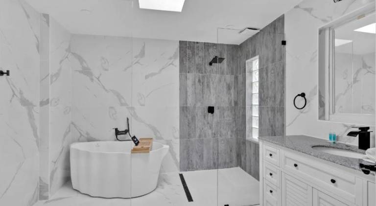 Ample vacation home with pool | Pet-friendly — photo 2