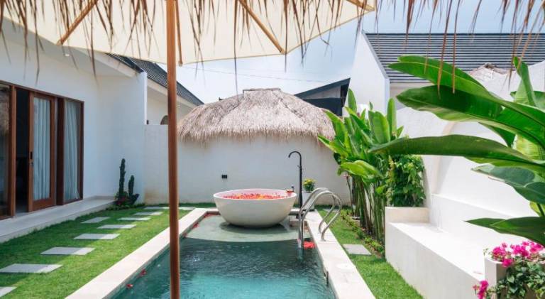 Lovely villa with jacuzzi & pool | Pets allowed — photo 3