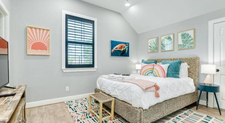 Coral Cottage - Enjoy the Posh Life! Heated Pool, Spa, Fireplace! — photo 2