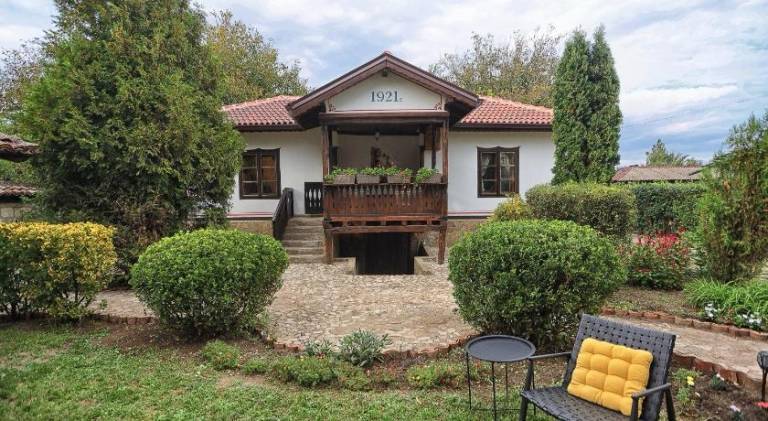Villa with garden, pool & patio in Varna