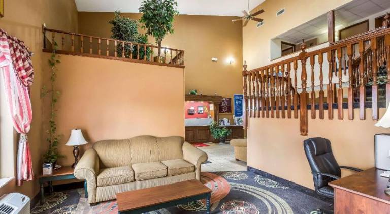 Econo Lodge Inn & Suites Fairview Heights - St. Louis — photo 5