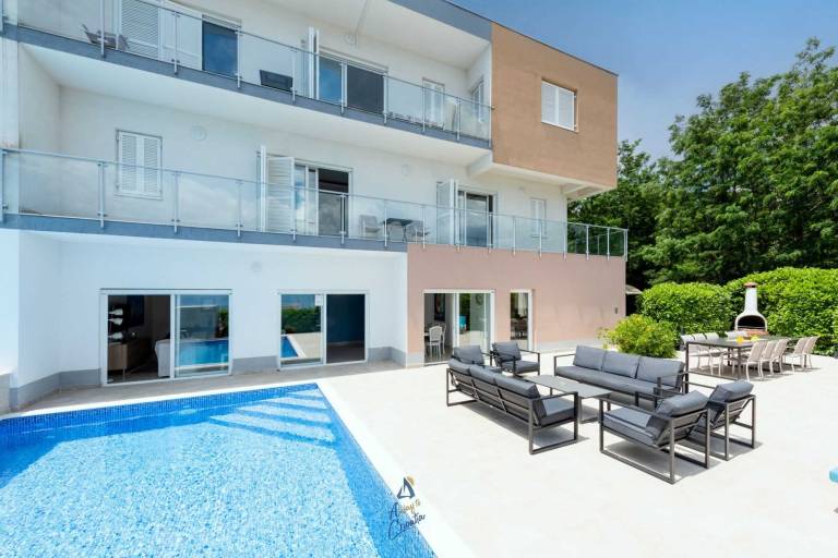 Modern 5-BR Villa for 10 with heated Pool and Jacuzzi — photo 2
