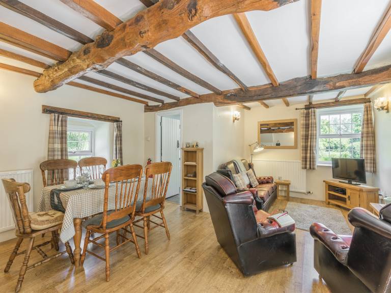 Family-oriented cottage with hot tub | River view | Pet-friendly — photo 3