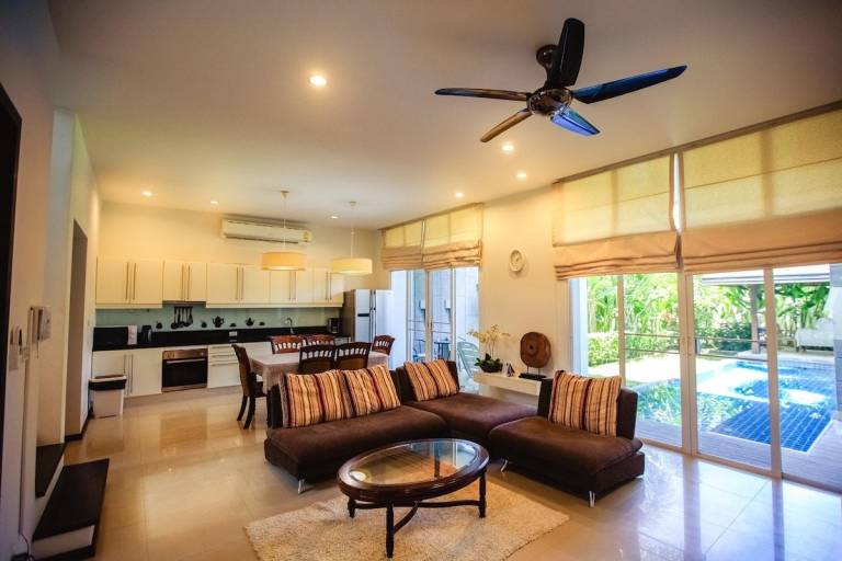 Vacation home with garden, pool & barbeque — photo 2