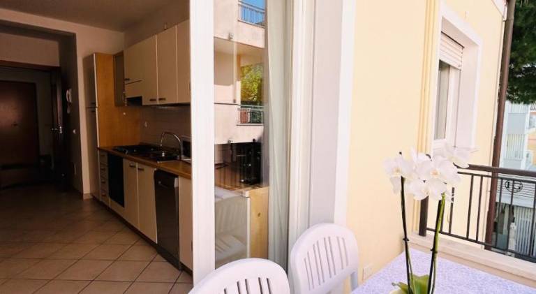 Rental apartment with patio — photo 3