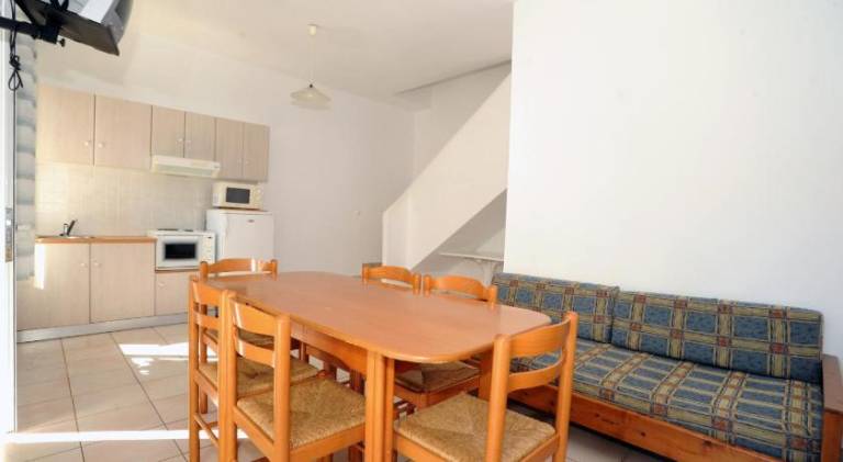 Serviced apartment with garden, pool & terrace — photo 3