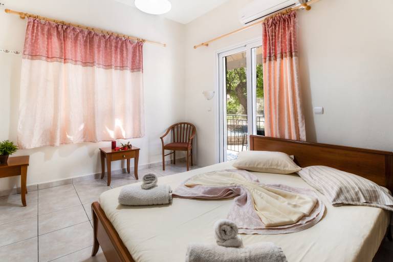 Family-oriented studio with patio, garden & grill | Mountain view | Pets are welcome — photo 5