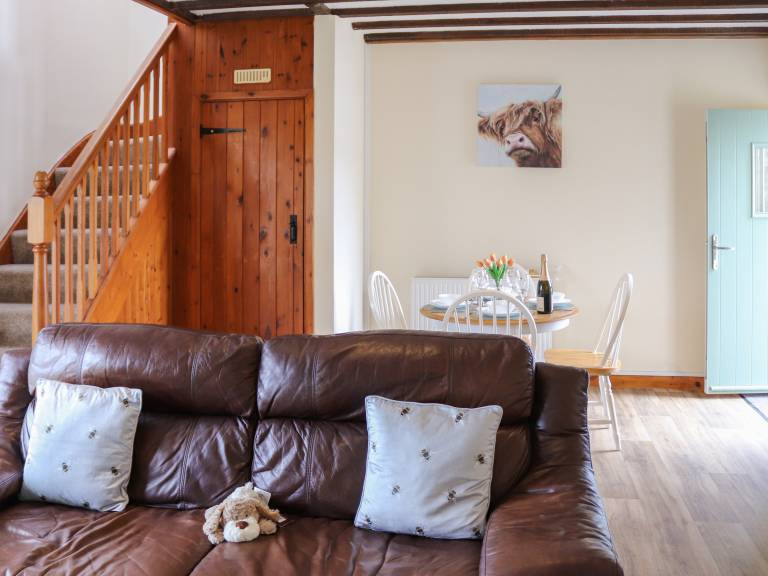 Child-friendly cottage with hot tub & yard | River view | Pet-friendly — photo 5