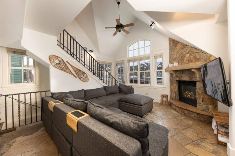 The Victorian: Pet-Friendly, Walk to Main & Gondola, Hot Tub, Shuttle — photo 4