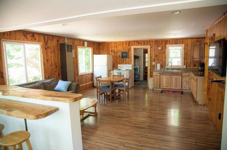 House  Canadian Lakes