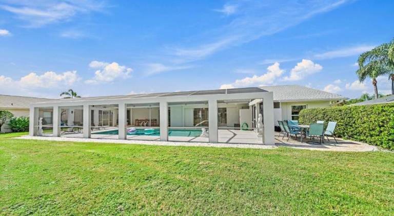 Villa with pool — photo 5