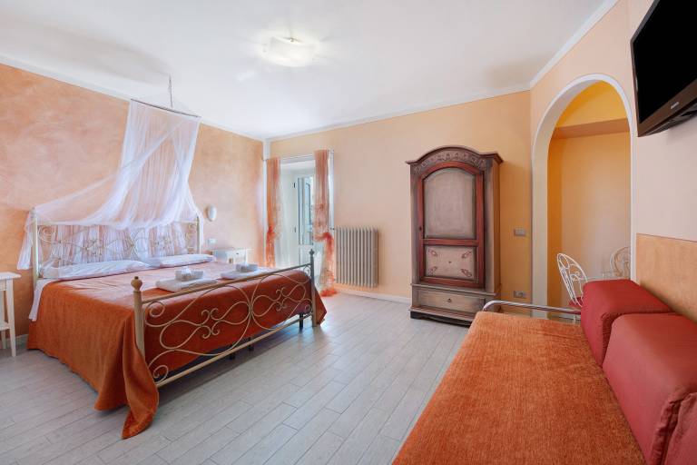 Nice bed and breakfast with jacuzzi & garden | Lake view | Close to the beach | Pets allowed in Toscolano Maderno