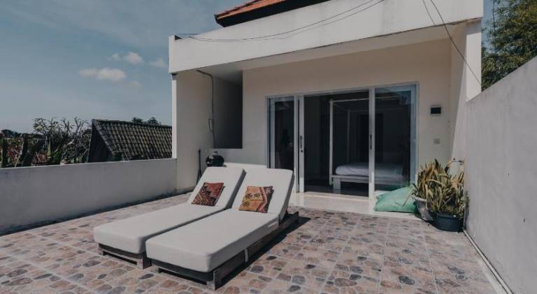 Villa with pool — photo 3