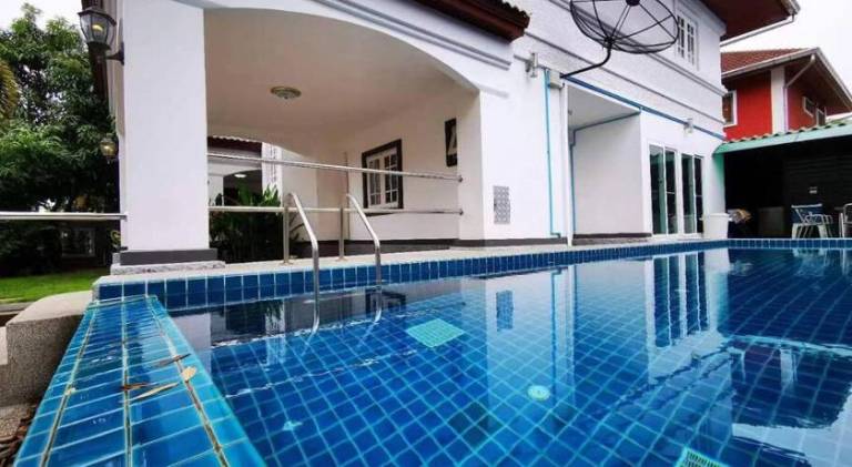 Villa with jacuzzi & pool in Pattaya