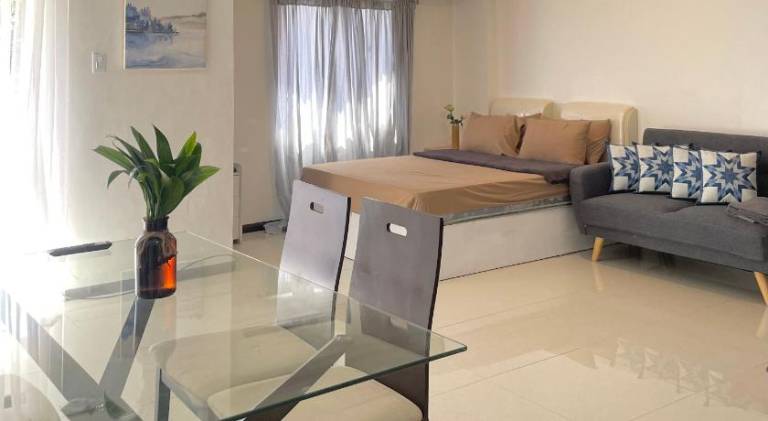 Serviced apartment with garden, terrace & pool — photo 2