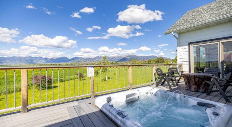 House with hot tub — photo 4