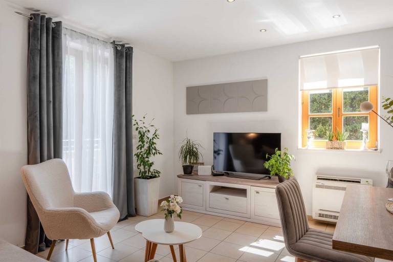 Holiday apartment with yard, barbecue & terrace — photo 4