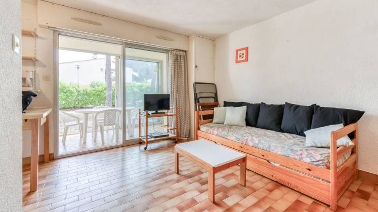 Apartment with pool, terrace & garden in Agde