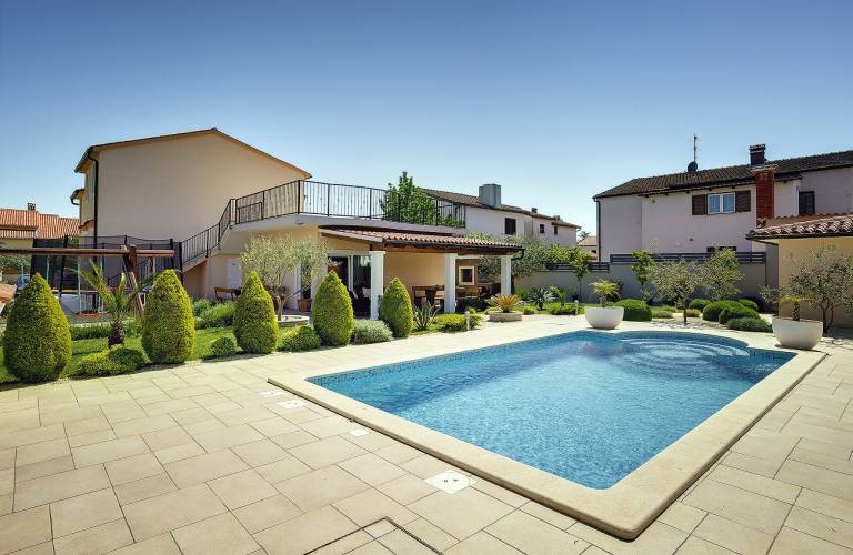 Luxury villa with private pool near sandy beach — photo 4