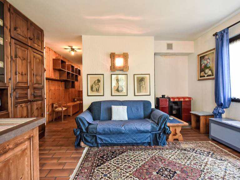 Apartment with patio & yard | Mountain view — photo 3