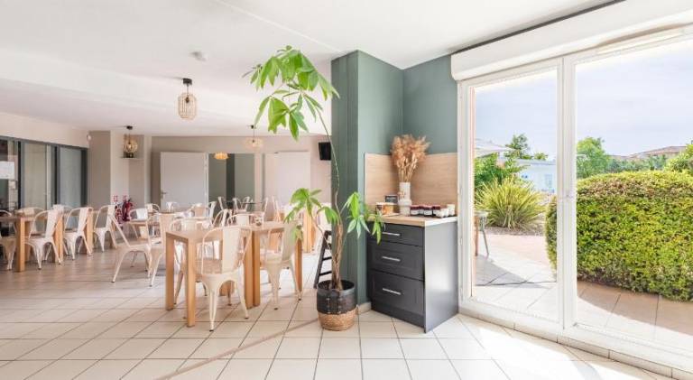 Serviced apartment with private pool, patio & garden | Perfect for remote work — photo 2