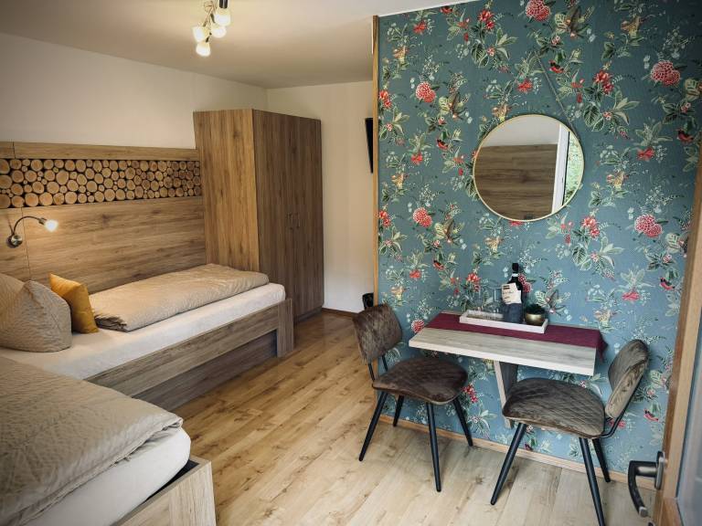 Doppelzimmer mit getrennten Betten mit WLAN