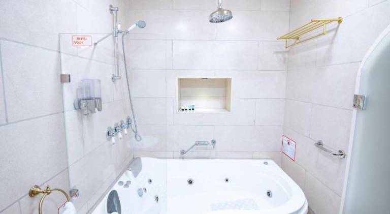 Holiday apartment with hot tub in Haifa