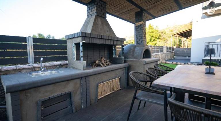 Villa with hot tub & pool — photo 5