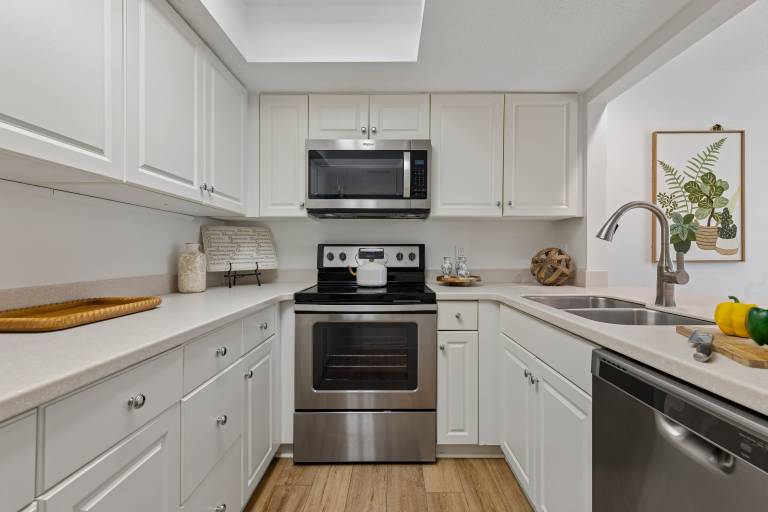 830 Ketch Court @ Harbour Town, Sea Pines Walk to Marina & Golf Links Warm Coastal Furnishings — photo 4