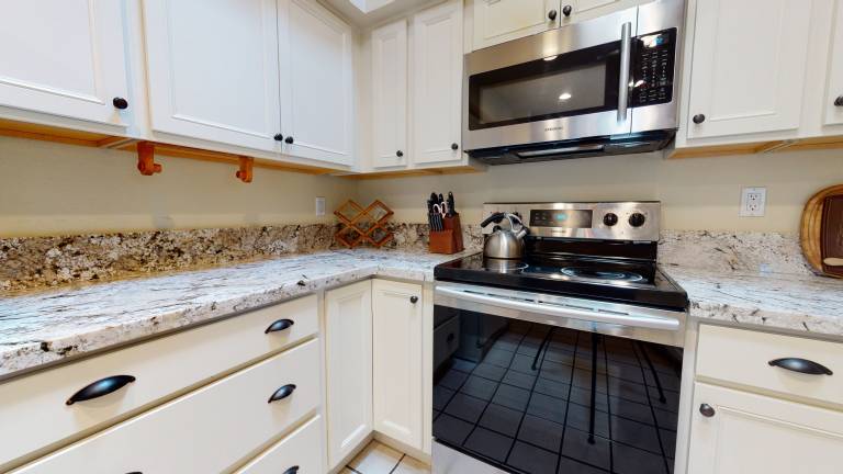 Children-friendly nice condo with hot tub, sauna & patio | Pets allowed — photo 3