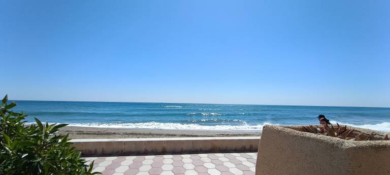Beachfront flat with spectacular sea views — photo 3