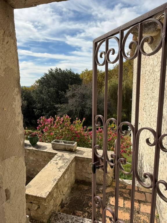 Family-friendly vacation home with yard, pool & patio | Garden view | Perfect for remote work | Dogs allowed — photo 4