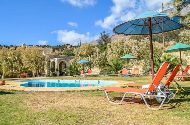 Holiday house with pool, large garden, idyllic and calm, wifi Triopetra, Crete — photo 3