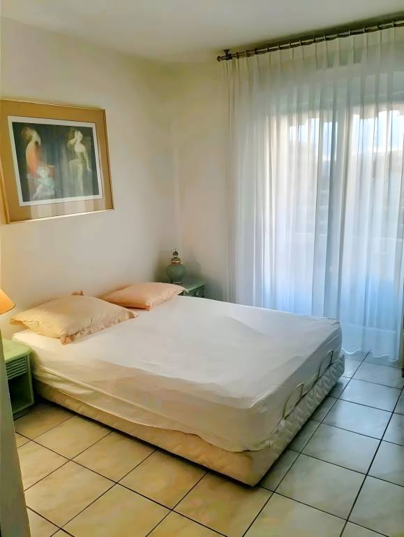 Apartment with patio | Mountain view in Cannes