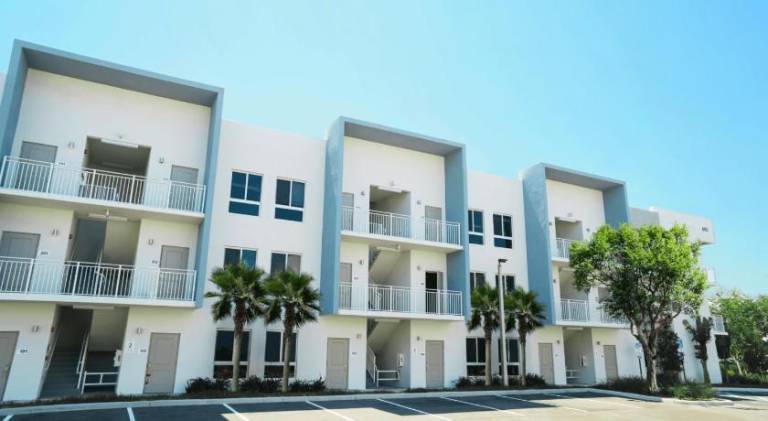 Beachside Bliss, 1BR Condo with Pool at Dania Beach — photo 4