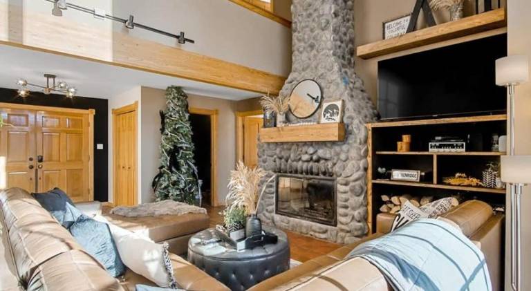 9 BDR Close to Main Street with Secluded Hot Tub — photo 4