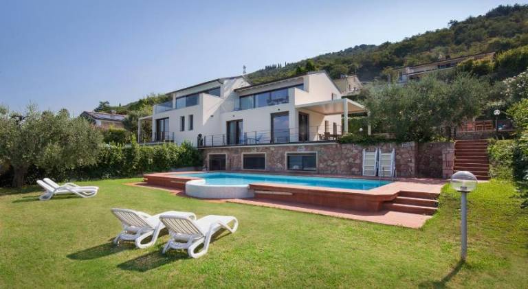 Rental apartment with private pool, garden & patio in Torri del Benaco