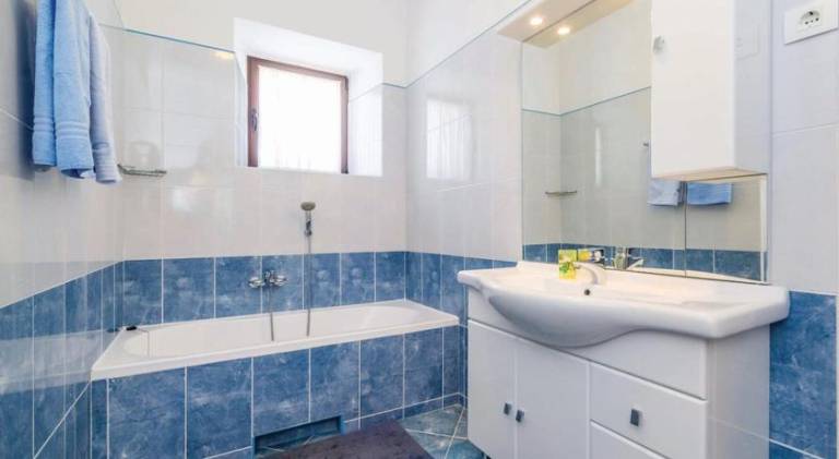Spacious villa with hot tub & pool | Pets are welcome — photo 2