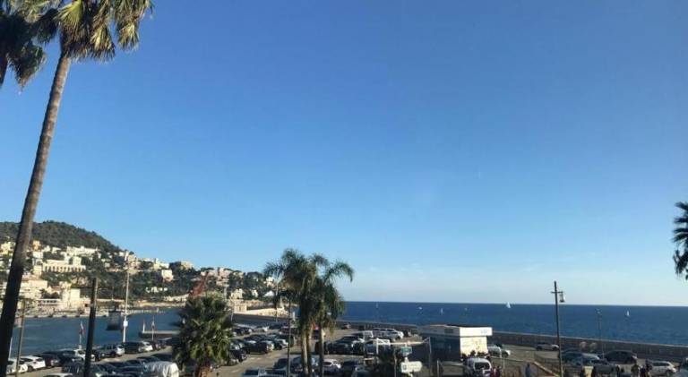 Serviced apartment with terrace | Near Castle Hill | Next to the beach | Pet-friendly in Thiers