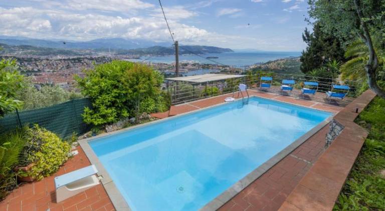 Villa le palme-Pool, garden, terrace & sea view in La Spezia