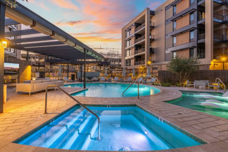 The Portico Luxury Living l Pool l Hot Tub l Gym