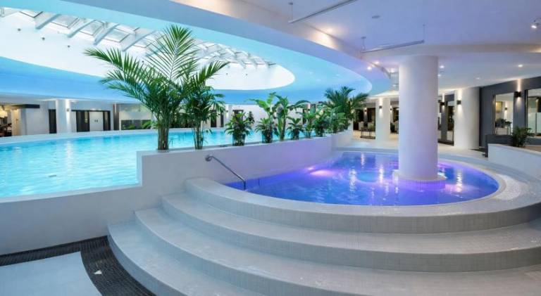 Apartment with pool & jacuzzi — photo 3