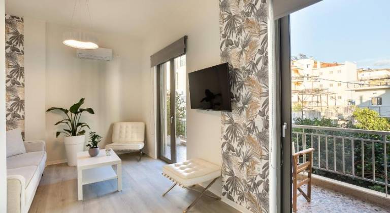 A Cozy Modern Stay with Sunny Balcony near Kalamata Center in Kalamata